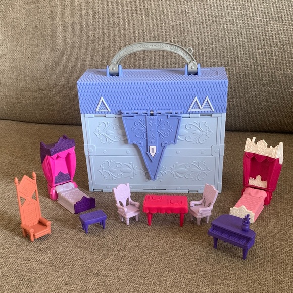 Disney Frozen 2 Pop Up Adventures Castle Playset with Furniture - Picture 5 of 11